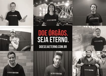 Banner "DOE ÓRGÃOS. SEJA ETERNO." com artistas.